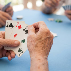 Personen spielen Karten, Bild ist KI generiert