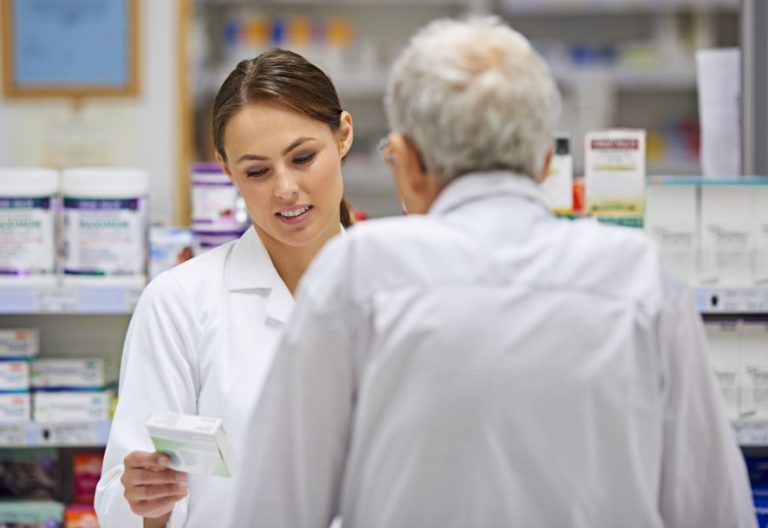 Älterer Mann wird in einer Apotheke beraten