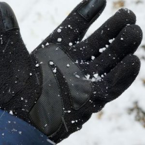 Warmer Handschuh im Schnee