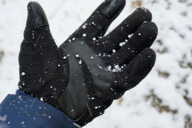 Warmer Handschuh im Schnee