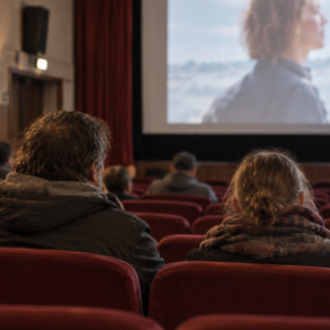 Zwei Personen von hinten im Kino - KI generiert
