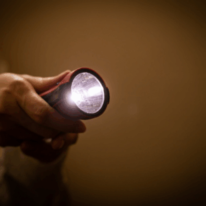 Taschenlampe in einer Hand