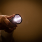 Taschenlampe in einer Hand